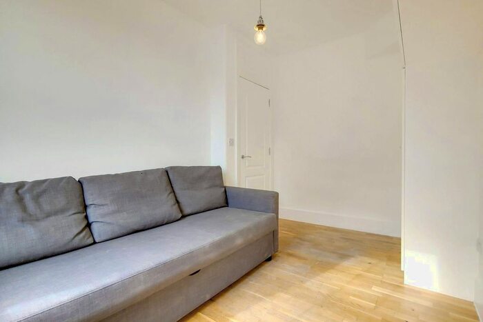4 Bedroom Flat To Rent In Jebb Avenue, Brixton Hill, London, SW2
