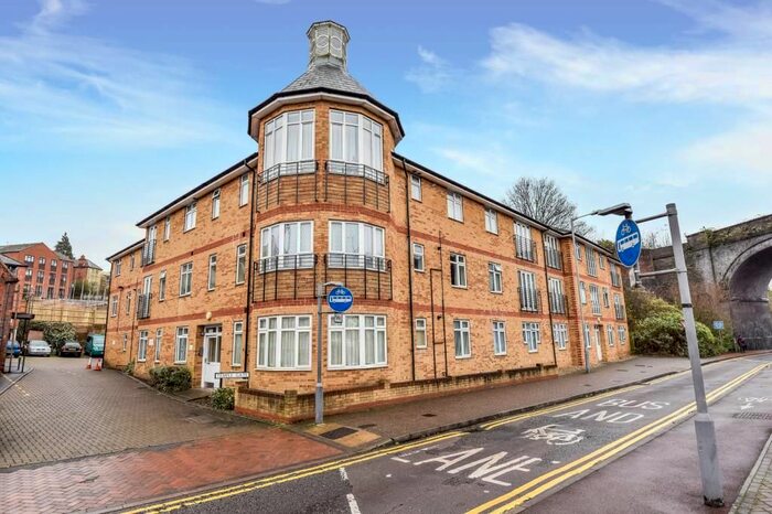 1 Bedroom Flat To Rent In High Wycombe, Buckinghamshire, HP13