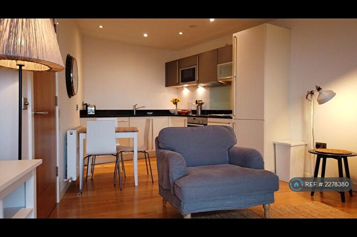 2 Bedroom Flat To Rent In Candle House, Leeds, LS1