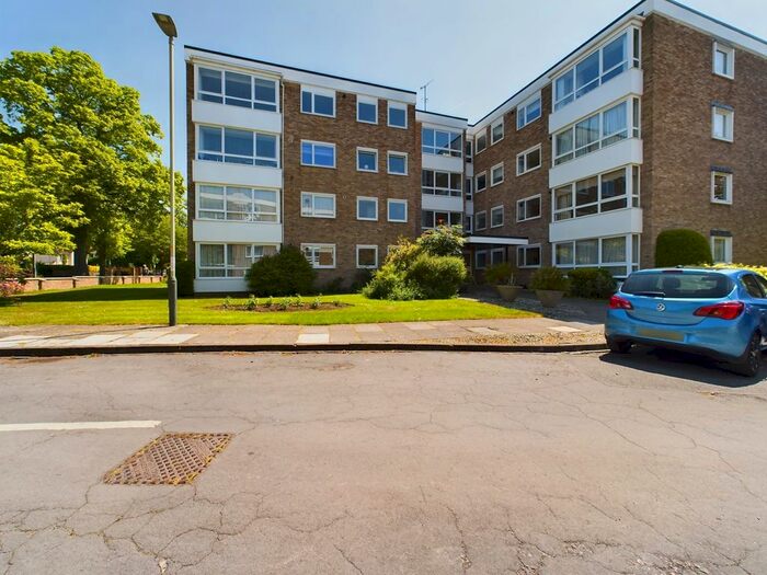 2 Bedroom Flat To Rent In Queens Court, Queens Road, Cheltenham, GL50