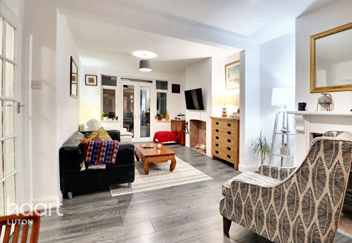 4 Bedroom Semi-Detached House For Sale In Grosvenor Road, Luton, LU3