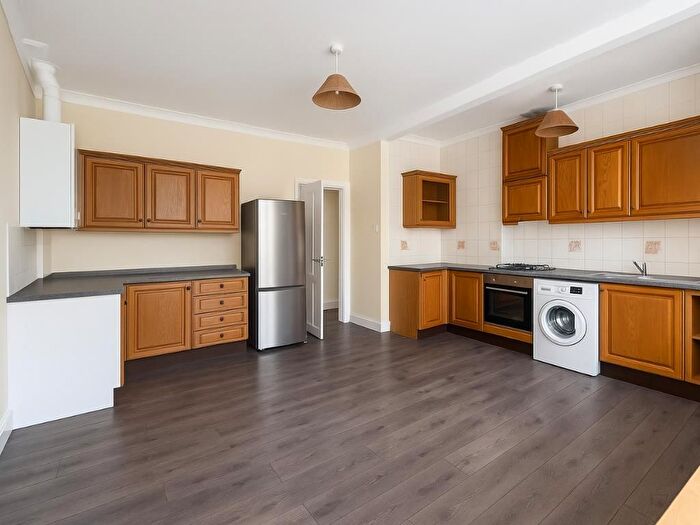 2 Bedroom Flat To Rent In North Circular Road, Palmers Green, N13