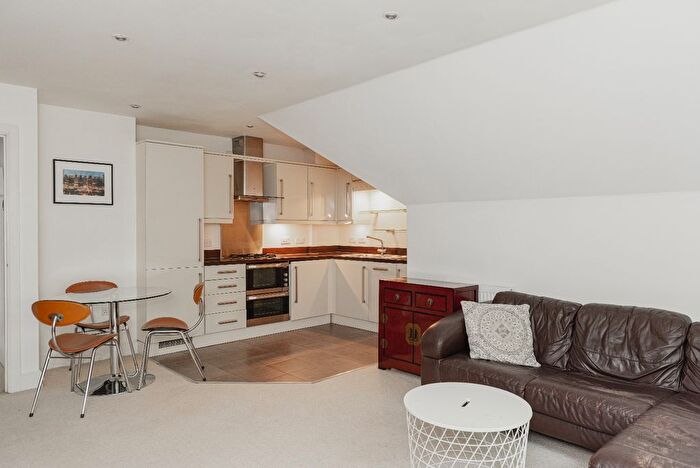 2 Bedroom Flat For Sale In Reigate Hill, Reigate, RH2