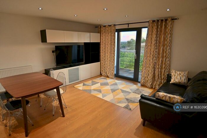 2 Bedroom Flat To Rent In The Broadway, Loughton, IG10