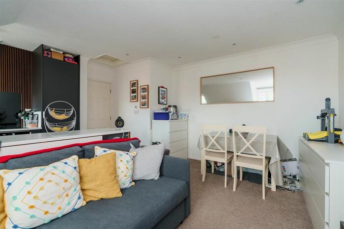 1 Bedroom Flat For Sale In Dolphin Court, High Wycombe, HP11