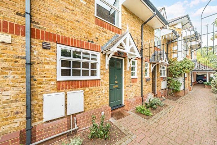 2 Bedroom Flat To Rent In White Heron Mews, Teddington, TW11