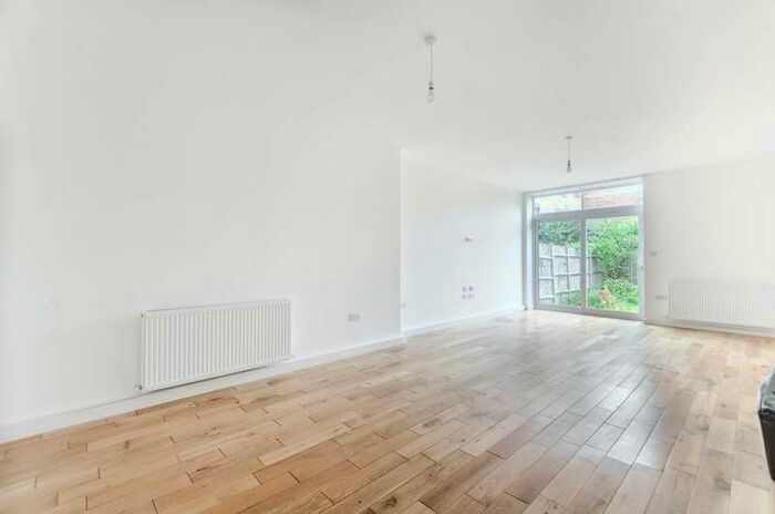 3 Bedroom Flat To Rent In Meopham Road, Mitcham, CR4