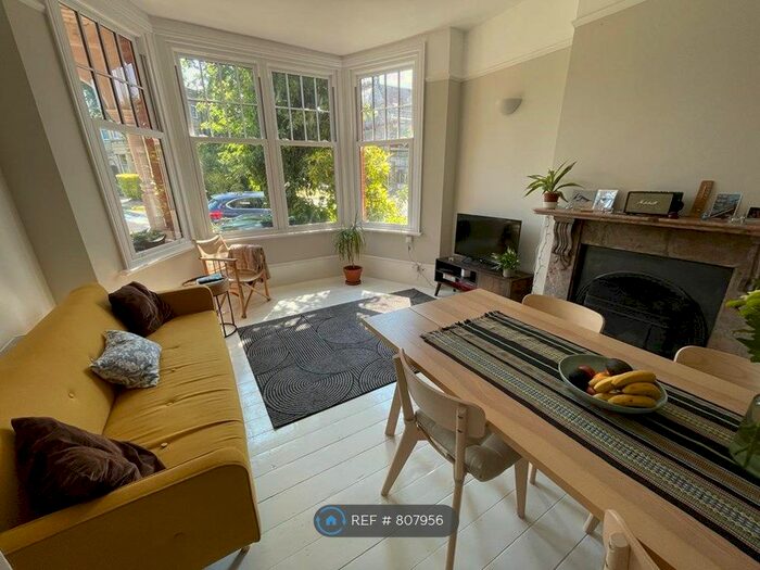 2 Bedroom Flat To Rent In Riggindale Road, London, SW16