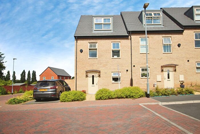 4 Bedroom End Of Terrace House For Sale In Hutton Road, Leeds, LS14