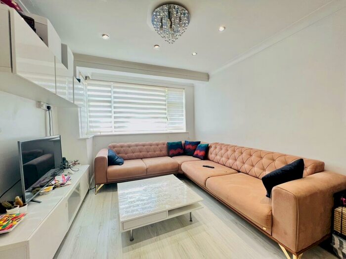 3 Bedroom End Of Terrace House To Rent In Ockley Road, CR0