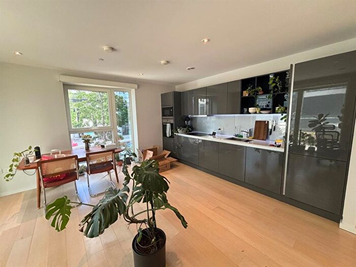 2 Bedroom Flat To Rent In Cassia Point, Glasshouse Gardens, Stratford, E20