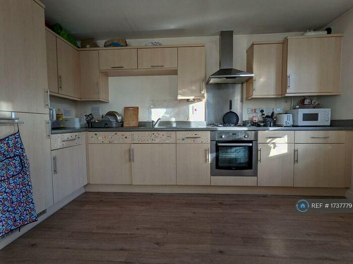 2 Bedroom Flat To Rent In Sinclair Drive, Basingstoke, RG21