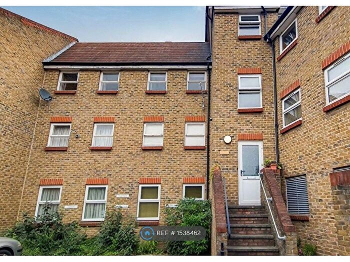 2 Bedroom Flat To Rent In Elmgreen Close, Stratford, E15