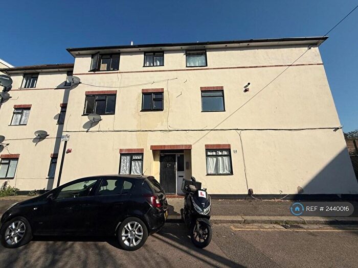 2 Bedroom Flat To Rent In Claremont Close, London, E16