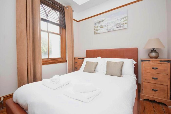 2 Bedroom Detached House For Sale In Montefiore Avenue, Ramsgate, Kent, CT11