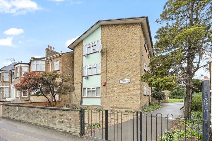2 Bedroom Flat For Sale In Lea Bridge Road, Walthamstow, London, E17