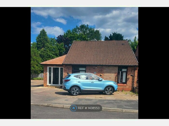 4 Bedroom Bungalow To Rent In Greenham Walk, Woking, GU21