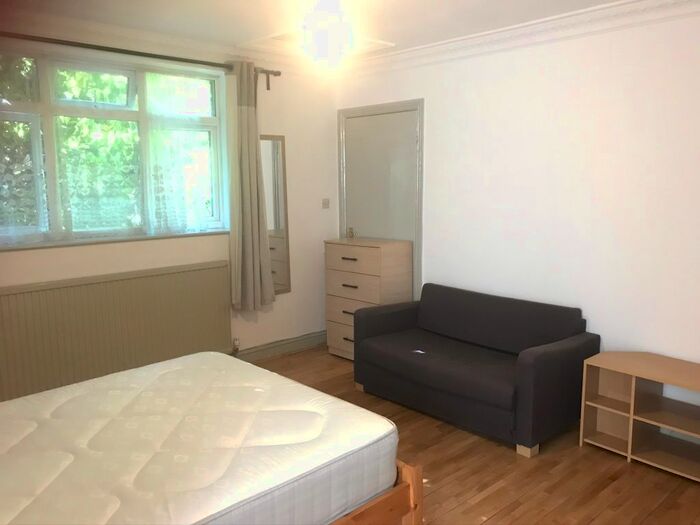 Studio To Rent In Chatsworth Rd, Kilburn / London, NW2