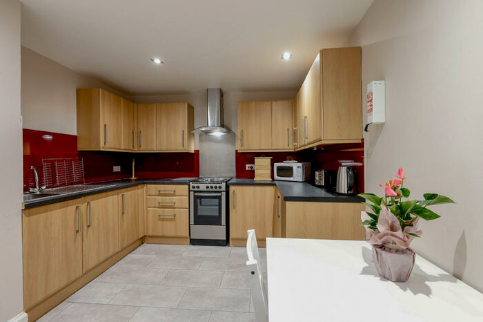 3 Bedroom Apartment To Rent In York Place, Edinburgh, EH1