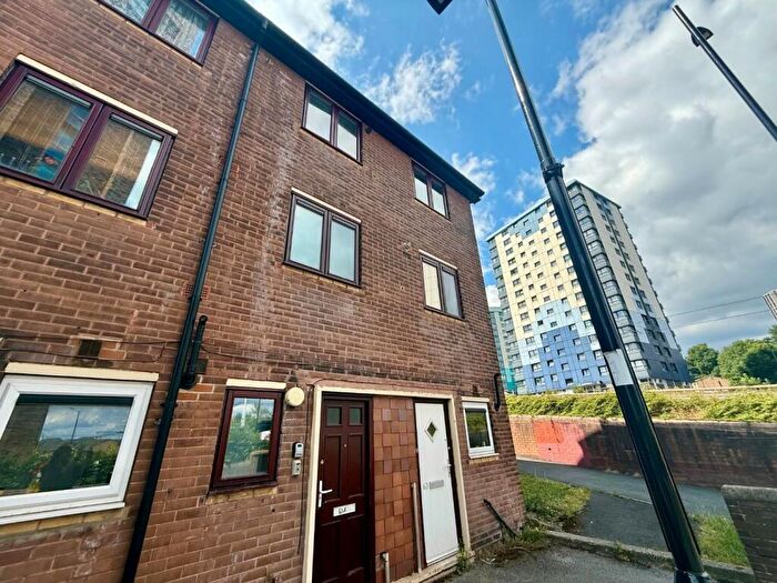 3 Bedroom Town House To Rent In St. Georges Close, Sheffield, S3
