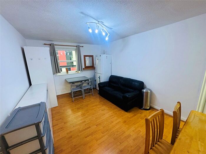 2 Bedroom Flat To Rent In Hathersage Road, Manchester, Greater Manchester, M13