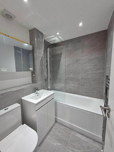 2 Bedroom Apartment To Rent In Rochford Close, Broxbourne, EN10