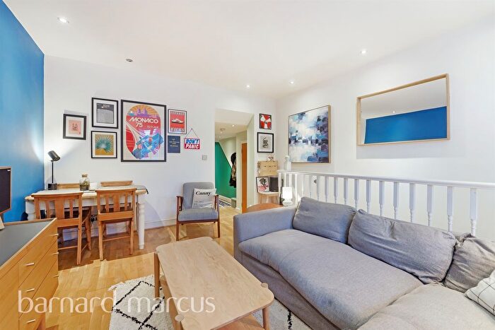 2 Bedroom Flat For Sale In Granville Road, London, SW18