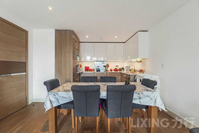 3 Bedroom Flat To Rent In Whiting Way, Surrey Quays, SE16