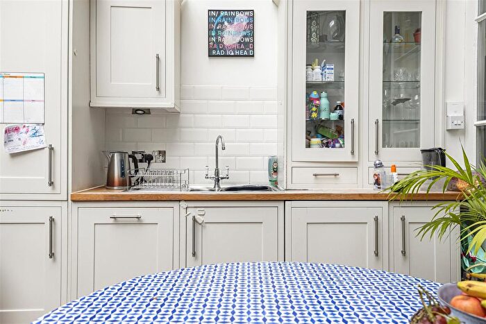 3 Bedroom Flat For Sale In Blake Hall Road, Wanstead, E11