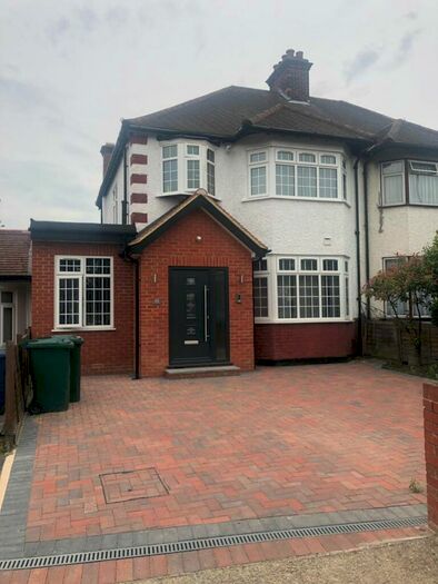 1 Bedroom Semi-Detached House To Rent In Great North Way, Hendon, NW4