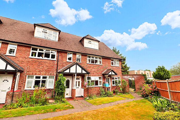 3 Bedroom Apartment To Rent In Oak Hill Road, Surbiton, KT6