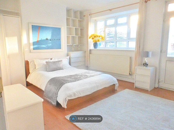 3 Bedroom Flat To Rent In Johnson House, London, SW8