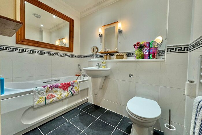 2 Bedroom Flat For Sale In Flagstaff House, Heath Road, Locks Heath, SO31