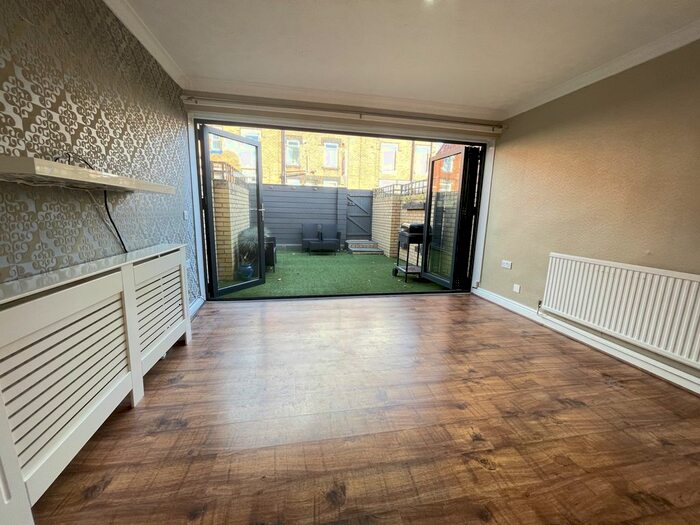 2 Bedroom Town House To Rent In Potternewton Gardens, Leeds, LS7