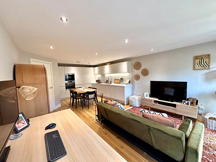 1 Bedroom Apartment For Sale In Low Lane, Leeds, LS18