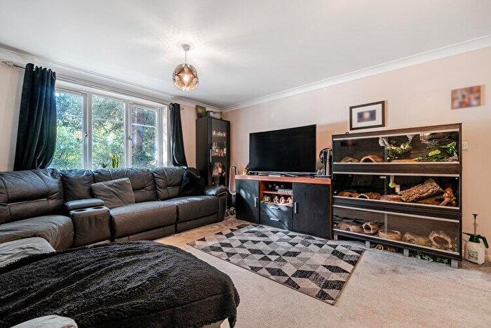 2 Bedroom Flat For Sale In Skelton Court, Reading, Berkshire, RG30