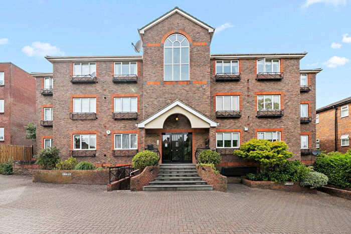 2 Bedroom Flat For Sale In Oatlands Drive, Weybridge, KT13