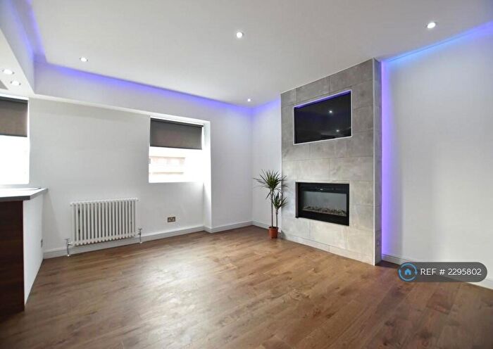 2 Bedroom Penthouse To Rent In Laurel Place, Glasgow, G11