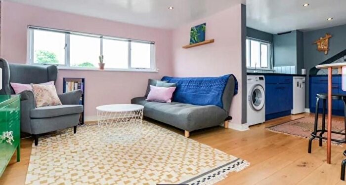 2 Bedroom Block Of Flats To Rent In Station Road, Hendon, NW4