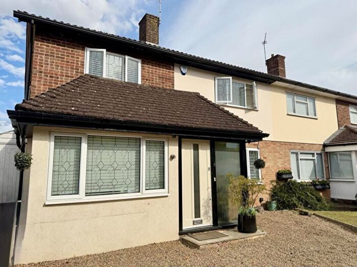 4 Bedroom Semi-Detached House For Sale In Falconwood Road, Croydon, CR0