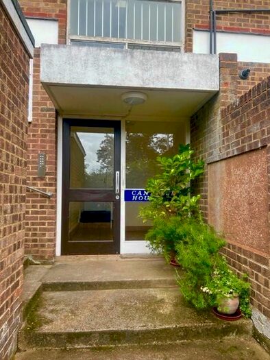 2 Bedroom Flat To Rent In Cantelupe Road, East Grinstead, West Sussex, RH19