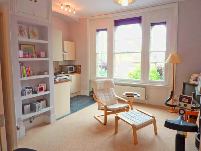 1 Bedroom Flat To Rent In Upper Richmond Road, Sheen, SW14