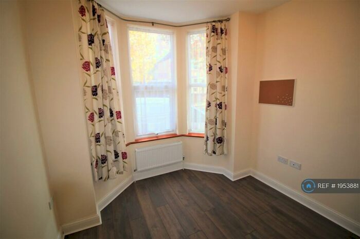 Studio To Rent In Cedar Road, London, NW2
