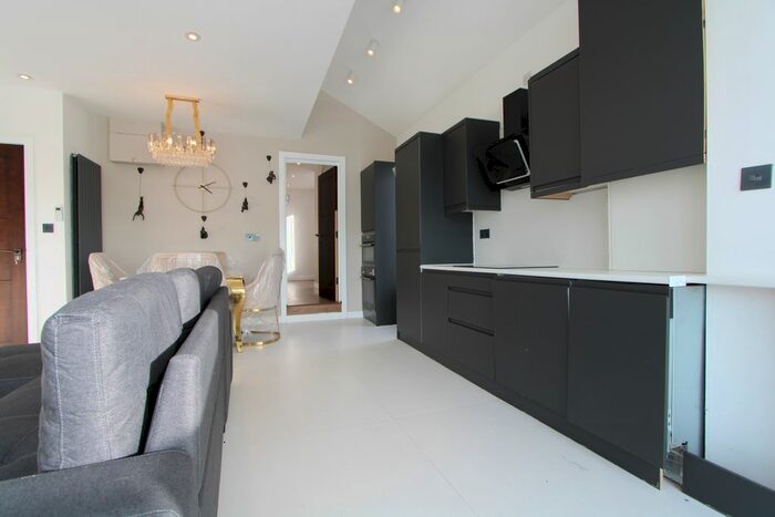 1 Bedroom Flat To Rent In Garratt Lane, London, SW18