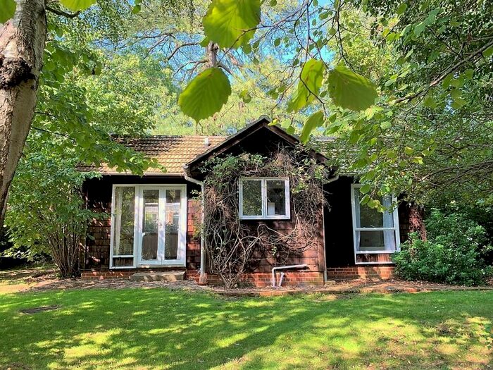 1 Bedroom Bungalow To Rent In Grove Road, Emmer Green, Reading, Berkshire, RG4