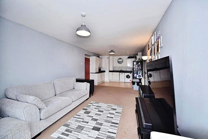 2 Bedroom Flat For Sale In Stafford Gardens, Maidstone, Kent, ME15