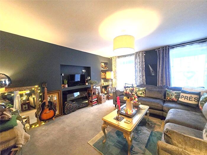 2 Bedroom Flat For Sale In Castle Terrace, Pembroke, Pembrokeshire, SA71