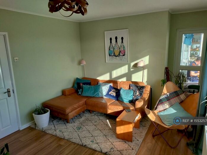 3 Bedroom Flat To Rent In Thornton Gardens, London, SW12