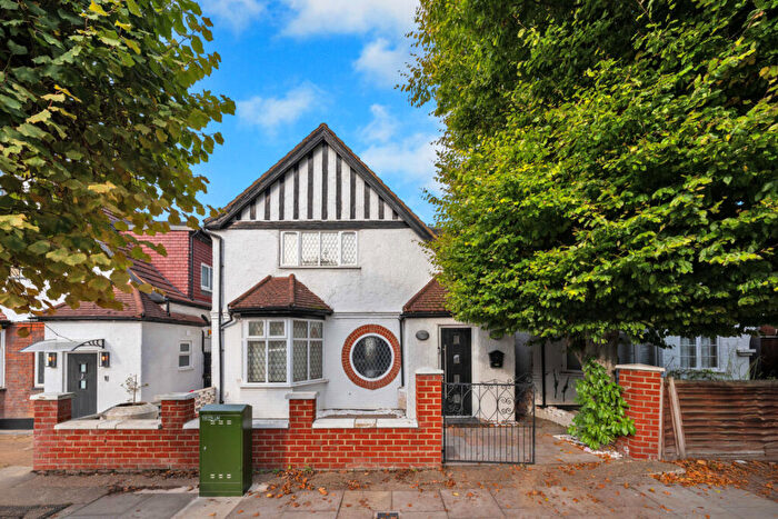4 Bedroom Detached House To Rent In Brookside Road, London, NW11