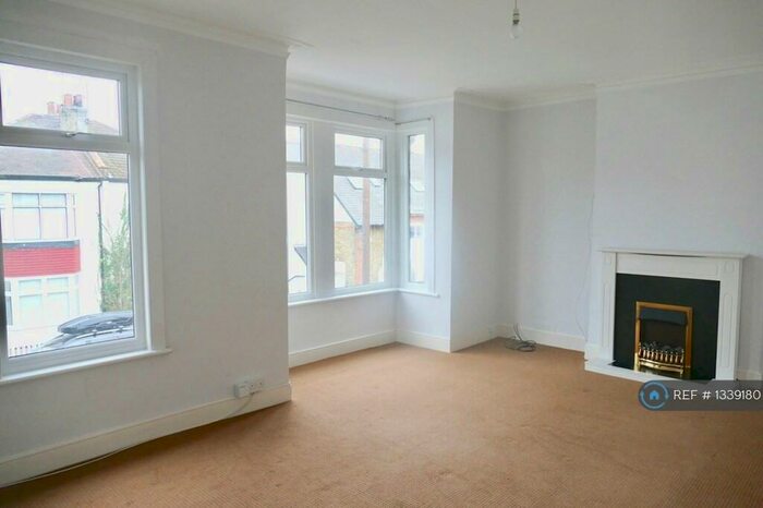 2 Bedroom Flat To Rent In Station Road, Leigh On Sea, SS9